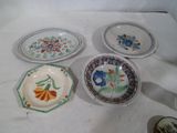 quatre assiettes à motifs différents sur une table