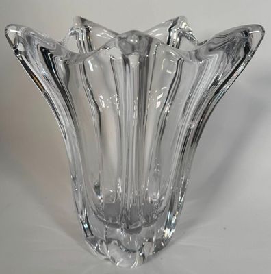 un vase en verre posé sur une table