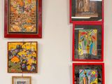 de nombreuses photos accrochées au mur de cette pièce
