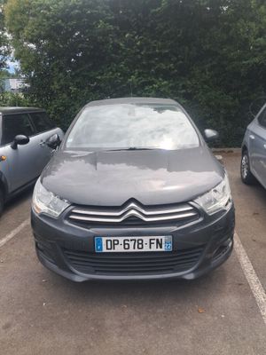 deux voitures garées l'une à côté de l'autre dans un parking