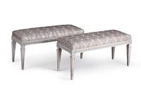 Paire de banquettes en bois sculpté, mouluré, laqué gris et …