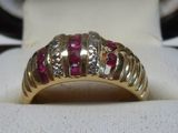 une image représentant une bague en or sertie de rubis et de diamants