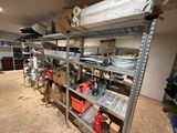 une pièce où l'on trouve de nombreuses étagères et beaucoup d'outils