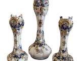 trois vases posés l'un à côté de l'autre sur une surface blanche