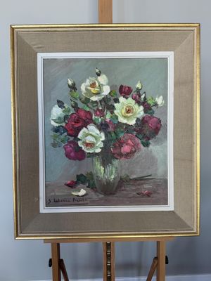 une peinture de fleurs dans un vase sur un chevalet