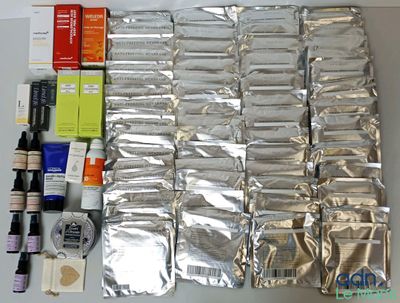 beaucoup de papier d'argent posé sur une table