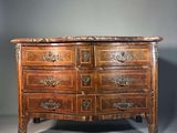 une commode ancienne avec un dessus en marbre et des poignées en laiton