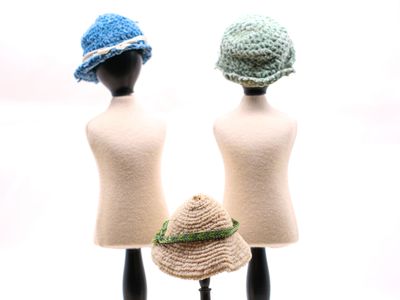deux mannequins coiffés de chapeaux, exposés