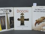 trois livres consacrés à l'art antique et à des objets anciens, exposés sur une table