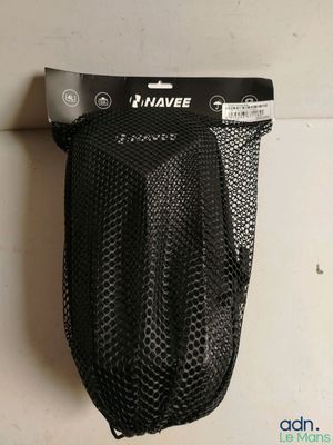 un sac en filet accroché au mur