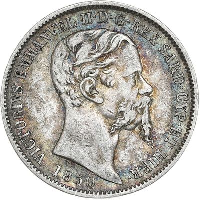 Gros plan sur une pièce de monnaie portant le visage d'un homme