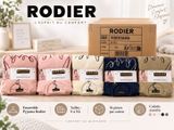 La boîte contient divers objets, notamment une couverture, un oreiller et une taie d'oreiller.