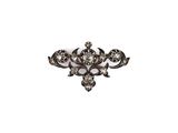un gros plan d'une broche ornée d'un motif floral