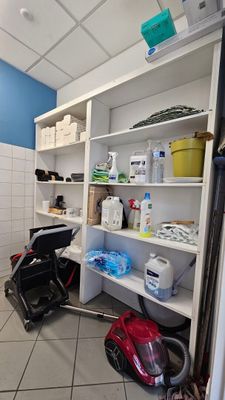 une pièce dont les étagères contiennent beaucoup d'objets