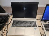 deux ordinateurs portables posés sur une table