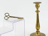 une paire de bougeoirs en laiton et une paire de ciseaux