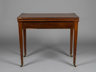 une table en bois surmontée d'un tiroir