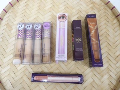 trois produits de maquillage différents posés sur un plateau en osier