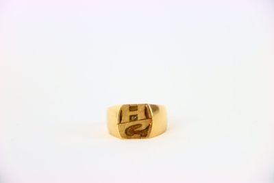 un gros plan d'une bague en or sur laquelle figure le chiffre 5