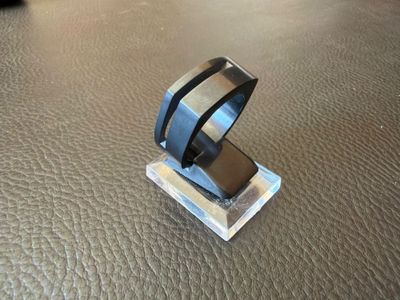 une bague posée sur une table