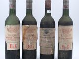 trois bouteilles de vin sont alignées sur une surface blanche