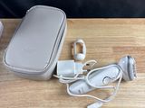 un sac contenant des écouteurs et un chargeur, posé sur une table