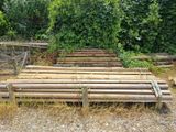 un tas de bois au milieu d'un champ
