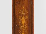une horloge de parquet posée sur un socle