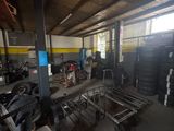 une pièce remplie de nombreux meubles de toutes sortes