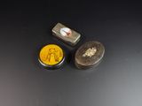 trois petites boîtes posées sur une table, sur lesquelles figure une image
