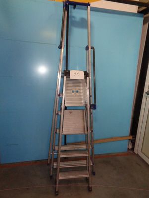 une échelle adossée au mur d'une pièce