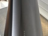 un grand tube métallique posé par terre
