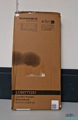 une boîte en carton posée sur le sol