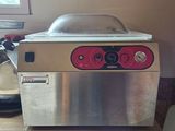 une machine posée sur le comptoir de la cuisine