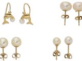 quatre paires de boucles d'oreilles en perles et en or sur fond blanc