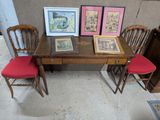 trois chaises et une table sur laquelle sont posées des photos