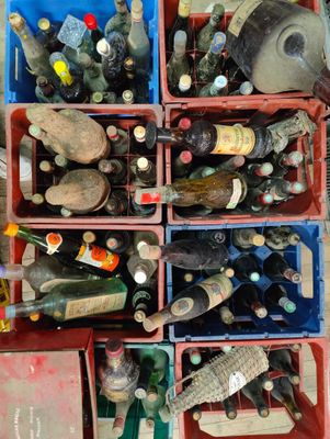 de nombreuses bouteilles vides dans les poubelles posées par terre