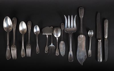 de nombreuses cuillères et fourchettes en argent sur fond noir