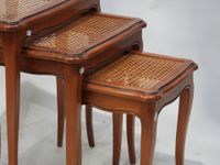 Trois tables gigognes en bois et cannage, le plateau et la c… (photo 3)