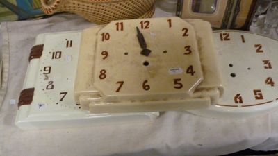 une horloge posée sur une table