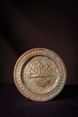 un gros plan d'une plaque métallique ornée d'un motif