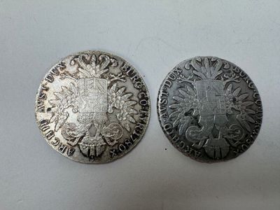 deux pièces d'argent, l'une ornée d'une tête de lion et l'autre d'une tête de lion