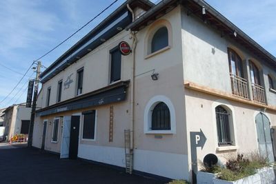 une photo d'un bâtiment avec une enseigne sur la façade
