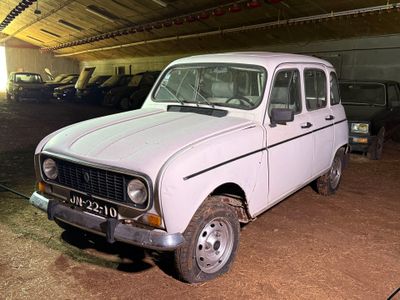 un camion blanc garé dans un garage avec d'autres voitures