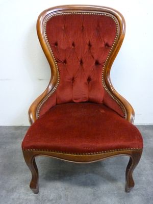 une image représentant une chaise rouge posée sur un sol en béton