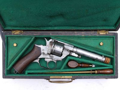 un vieux pistolet dans un étui, muni d'une crosse en bois et d'une crosse en bois