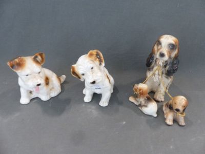 trois figurines de chiens posées sur une table