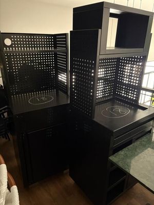 une petite cuisine avec une cuisinière et un micro-ondes posés sur le plan de travail