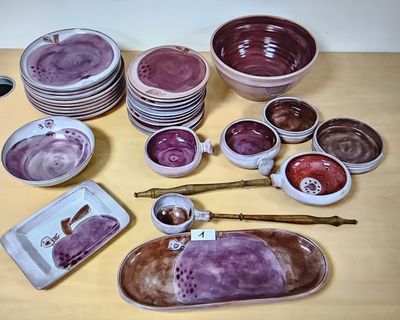 de nombreuses assiettes, bols et cuillères sur la table