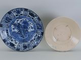 deux assiettes bleues et blanches posées l'une à côté de l'autre sur une table